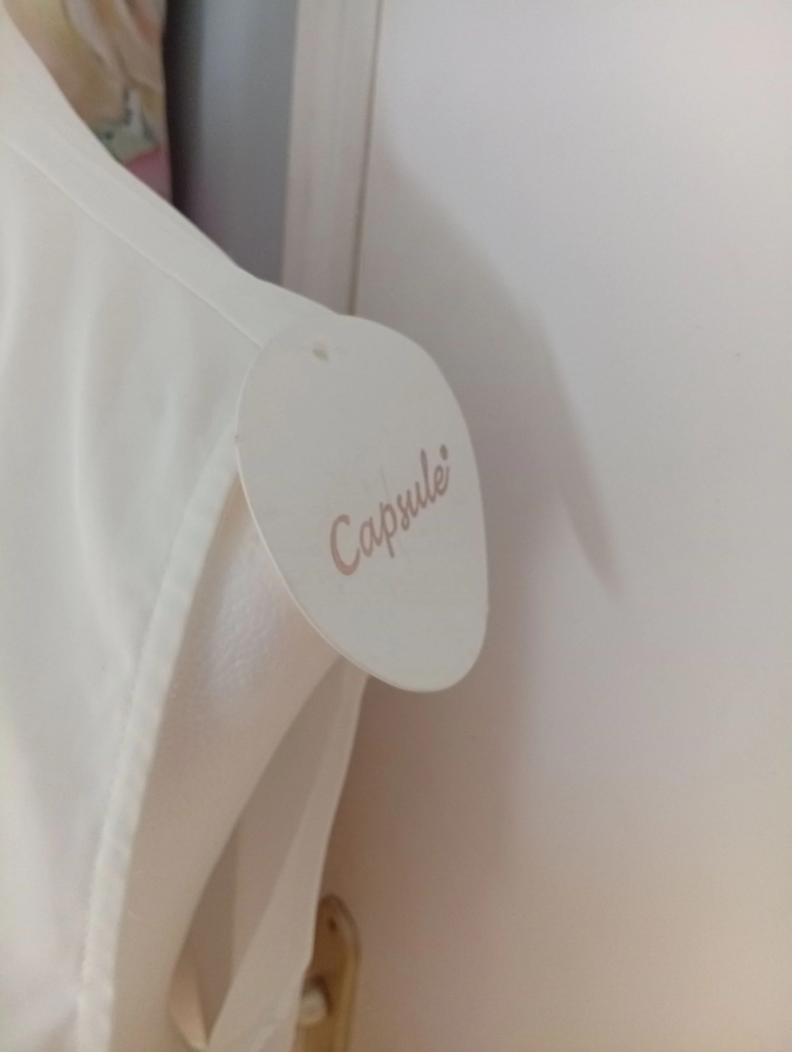 Lichte blouse met lavaliere kraag om vast te binden en contrasterende zakken met textuur – photo 4